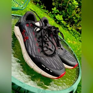 Under armor Men’s Size 10 Sneakers